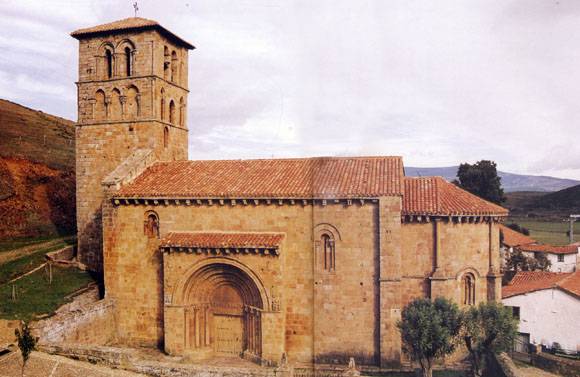 Vista exterior de la colegiata de San Pedro de Cervatos.